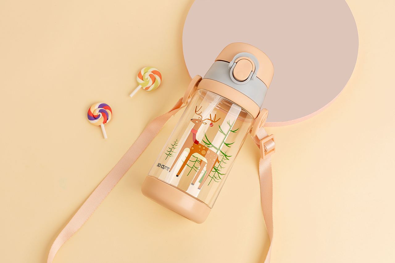 儿童塑料杯SKU场景修图 颜色比较丰富鲜艳