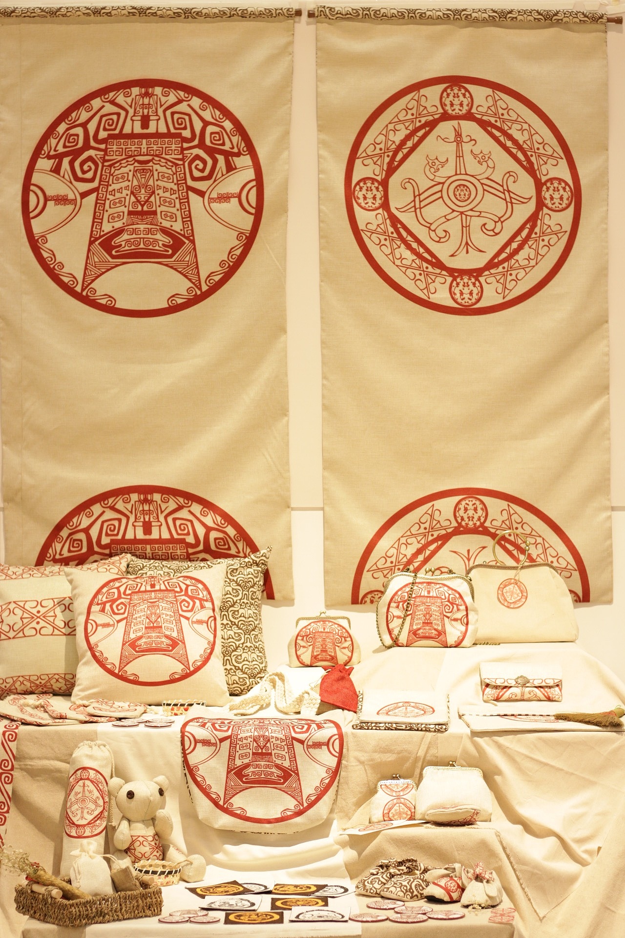 高飞安翔—楚文化手工产品设计