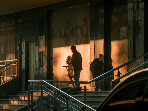 时间从指尖掳走了生活的痕迹