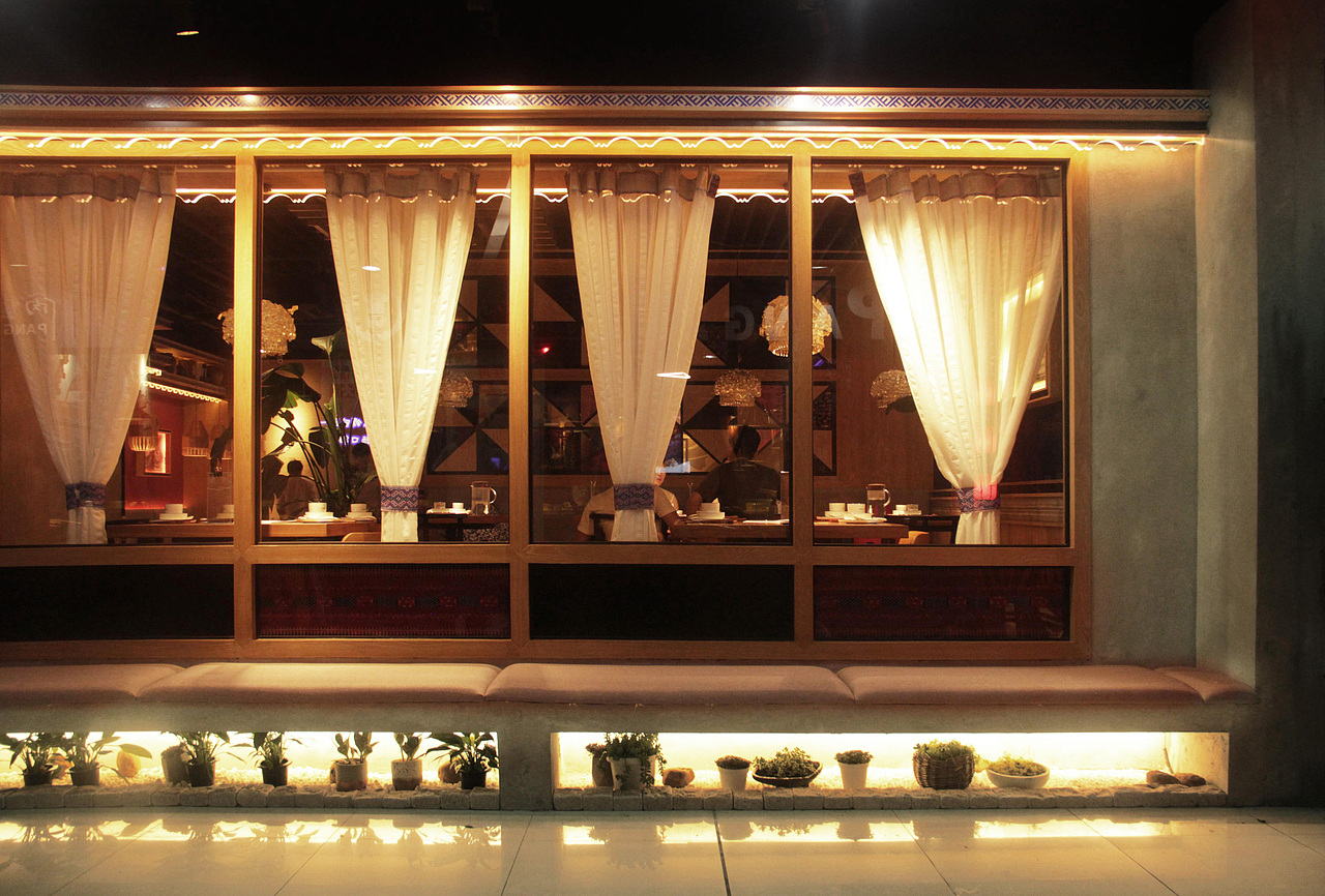 -
入口和天花处<br>结合了黔东南地区的建筑特色<br>进行演变简化<br>完成造型结构