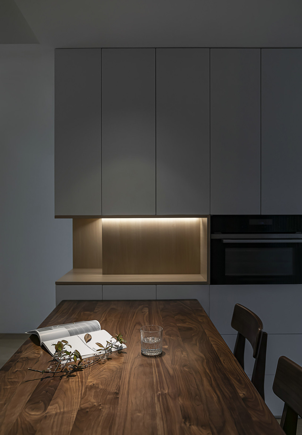 边柜留空,暗藏灯带,营造餐厅氛围.