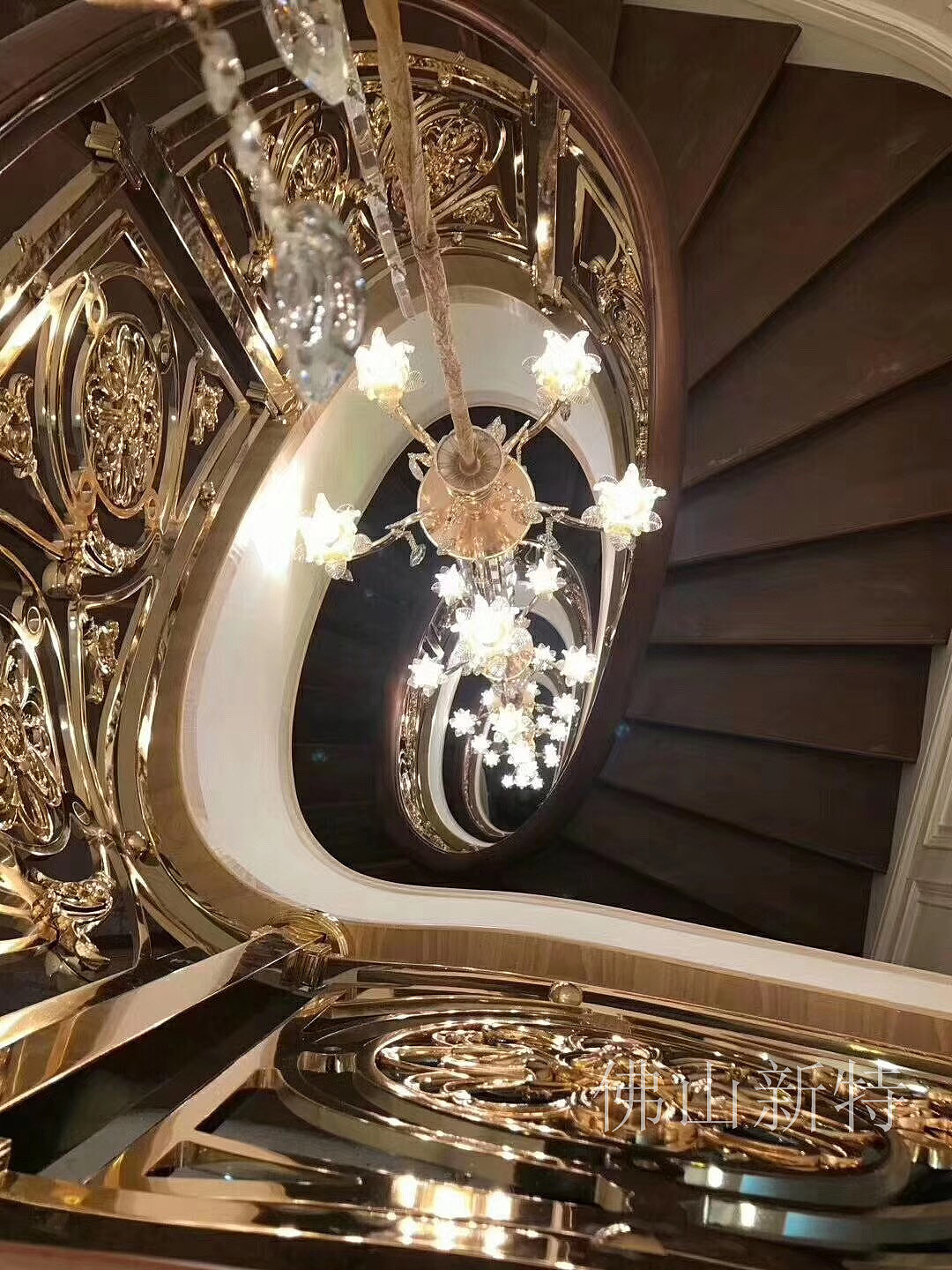 别墅镀金铜楼梯扶手在灯光下格外耀眼