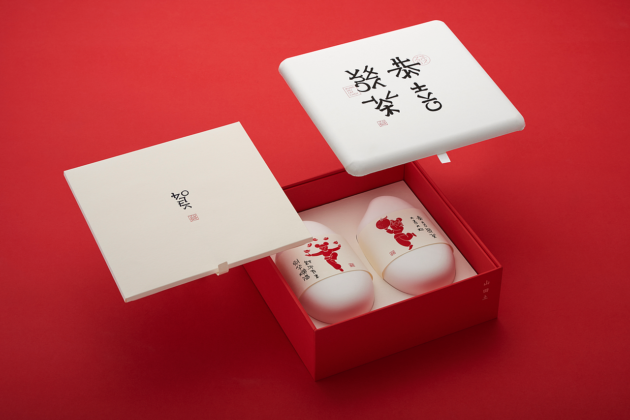 
<br>盒里面的“财物”有： <br><br>野生古树红茶<br>-阿波黎山海拔2400米深林滋味；<br><br>你好有财·红包<br>-英文字母构成书法字红包，西情东韵，字带财气；<br><br>1.0弹幕红包<br>-空白红包+贴纸；<br><br>贺卡<br>-帮助表达心意，祝词已经替你写好。<br><br>