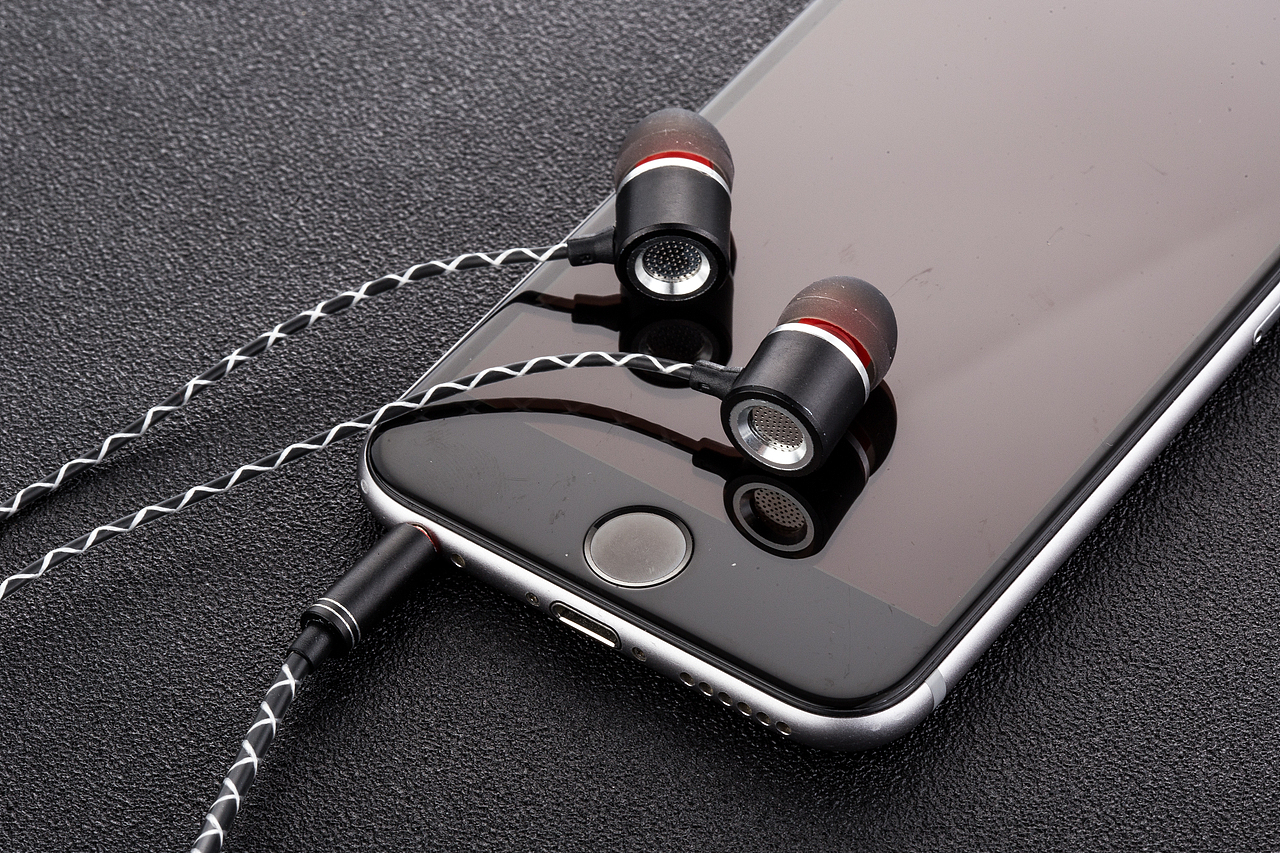 耳机精修（图ZOTM3NzAyNDA=） - 其他 - 站酷设计师花姿落千里寻原创素材 - 站酷ZCOOL