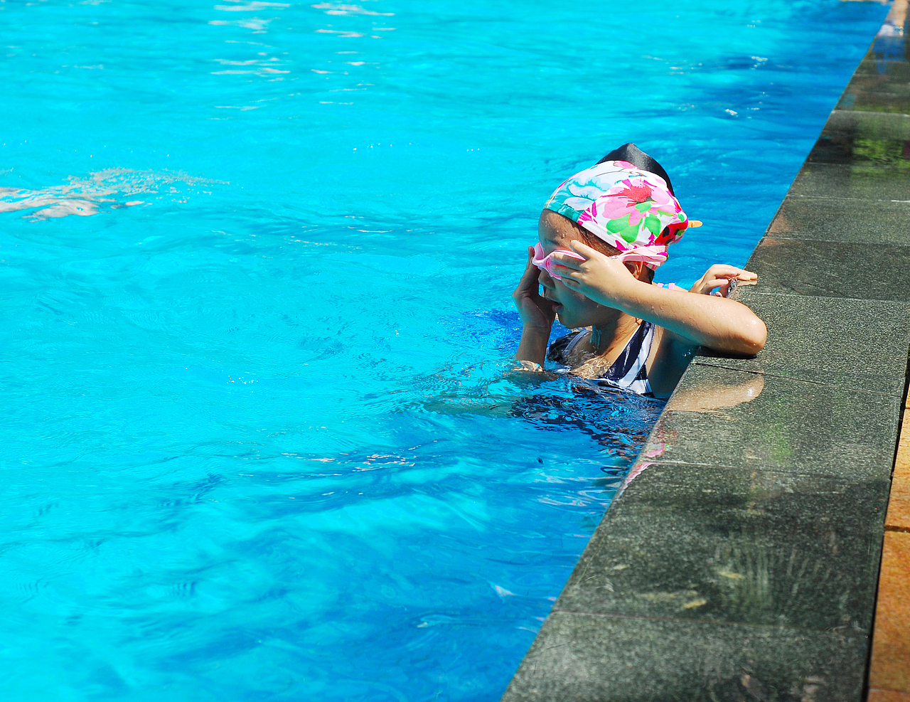 游泳赛场上的孩子们