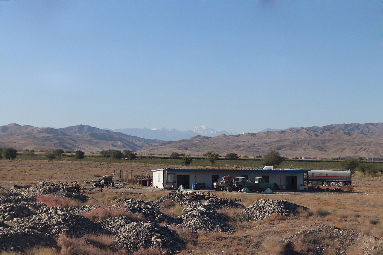 乌鲁木齐 — 伊利 (越过荒漠和田野)