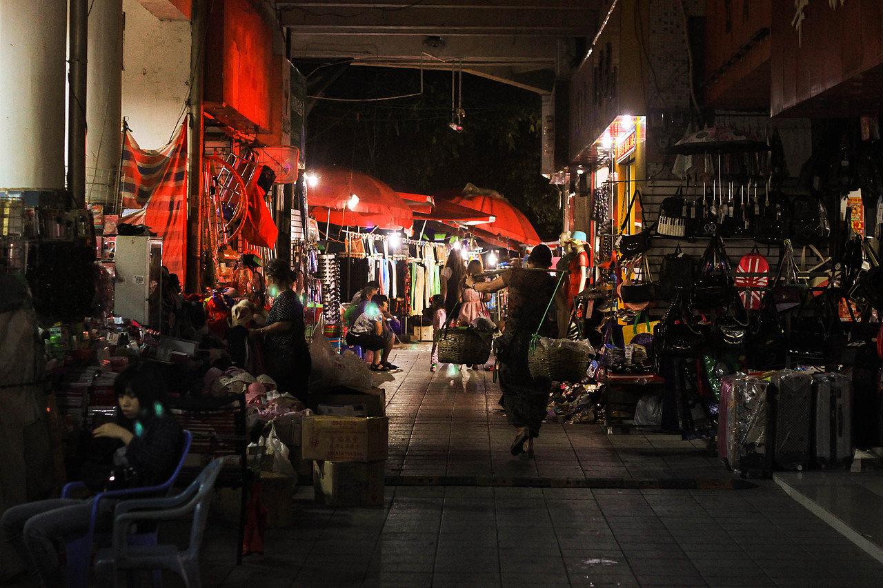 小婉街拍,夜游症