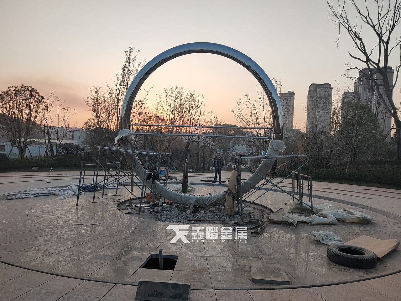 现代小区园区景观不锈钢雕塑摆件 发光不锈钢圆环雕塑