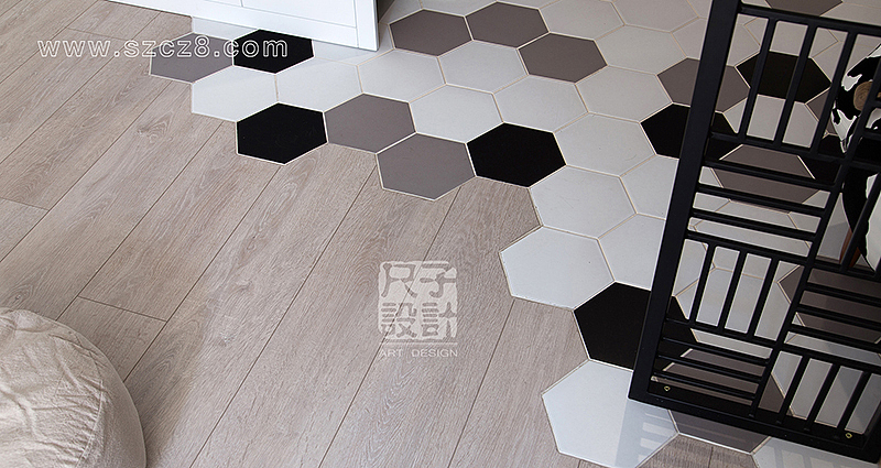 六角砖与木地板的拼贴,强烈的材质对比丰富了空间的层次与质感,少了些呆板,多了点活泼。