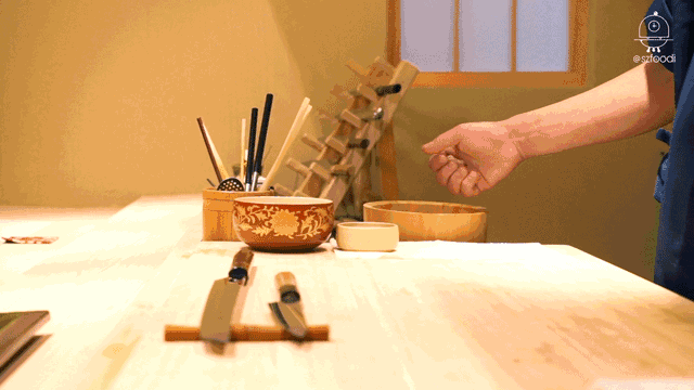 坐在板前吃手握寿司，规矩是捏一贯吃一贯，师傅会根据我们的用餐进度去调整，每捏一贯都会叮嘱尽快吃，不仅制作会快，吃的时候也要快。