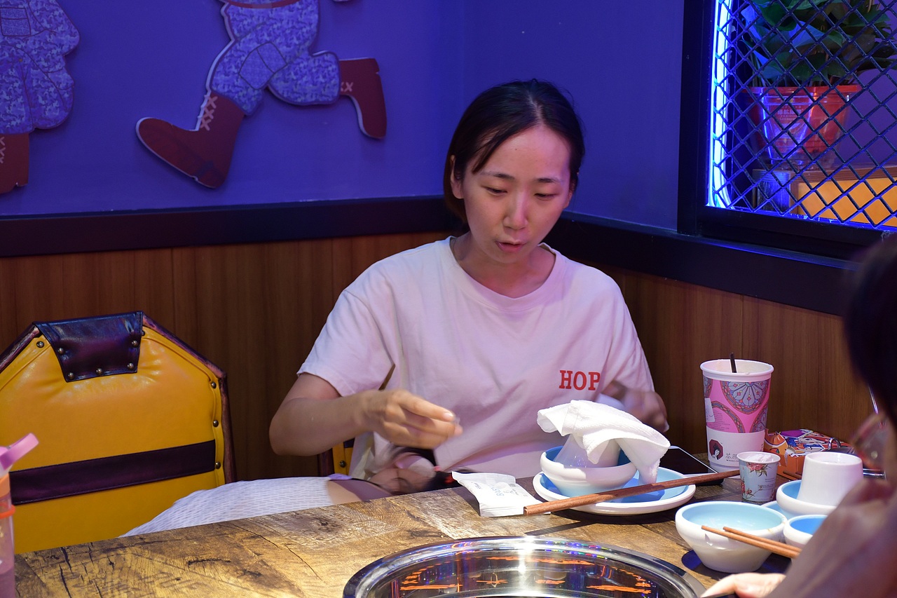 阿味大虾火锅连锁餐饮旗舰店实景拍摄 - 连锁加盟品牌（图ZMTcyNDkwMjg4） - 人像摄影 - 站酷设计师英皇视觉原创素材 - 站酷ZCOOL