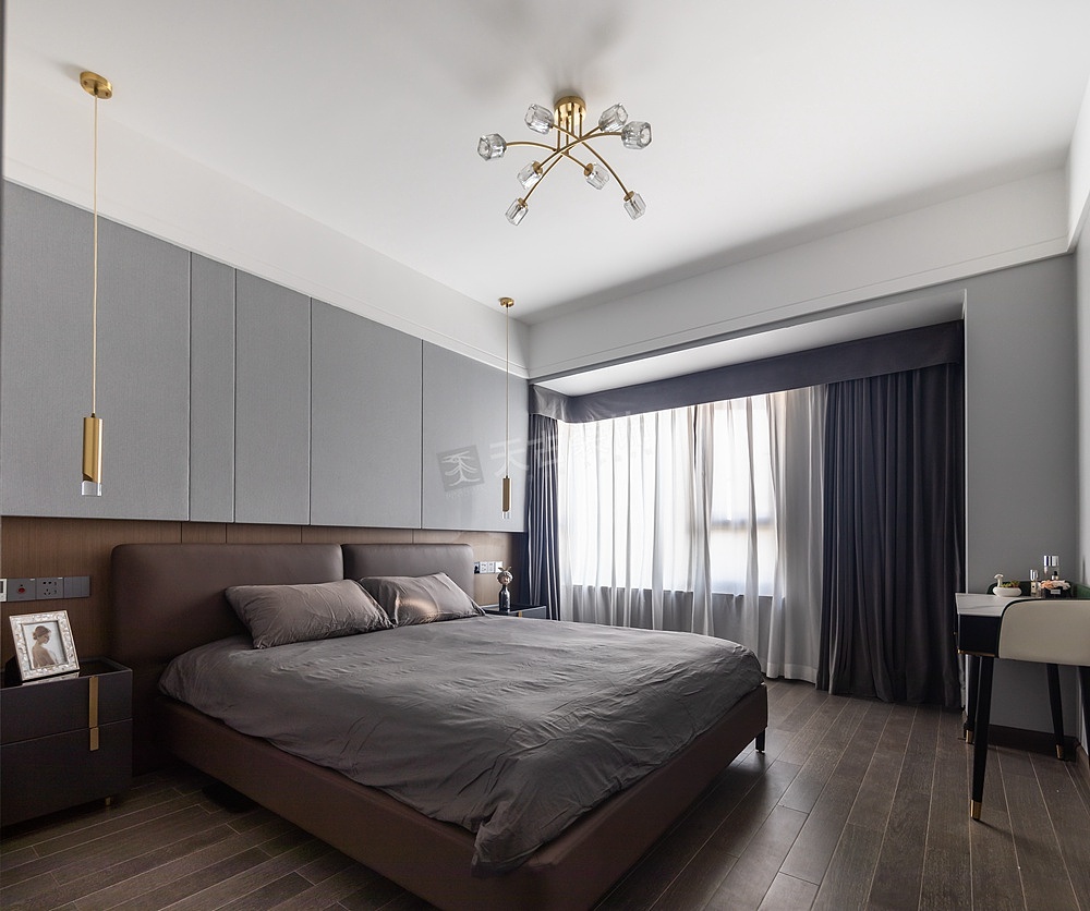 木质护墙板和混油护墙板定制结合给足了入睡前的仪式感,对称的床头灯处理,给了空间更大的规整感。吊灯的光线自然垂下,木质护墙板背后的灯勾勒出好看的光影线条,总有一块区域让浪漫的艺术有处可藏。