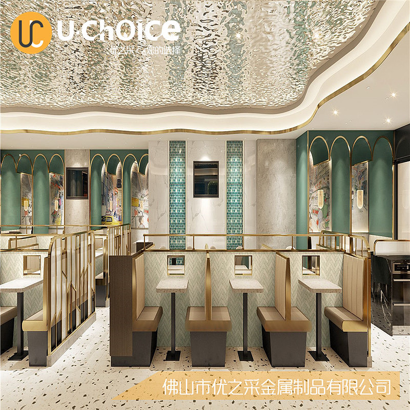 现代简约风吊顶之不锈钢水波纹造型。