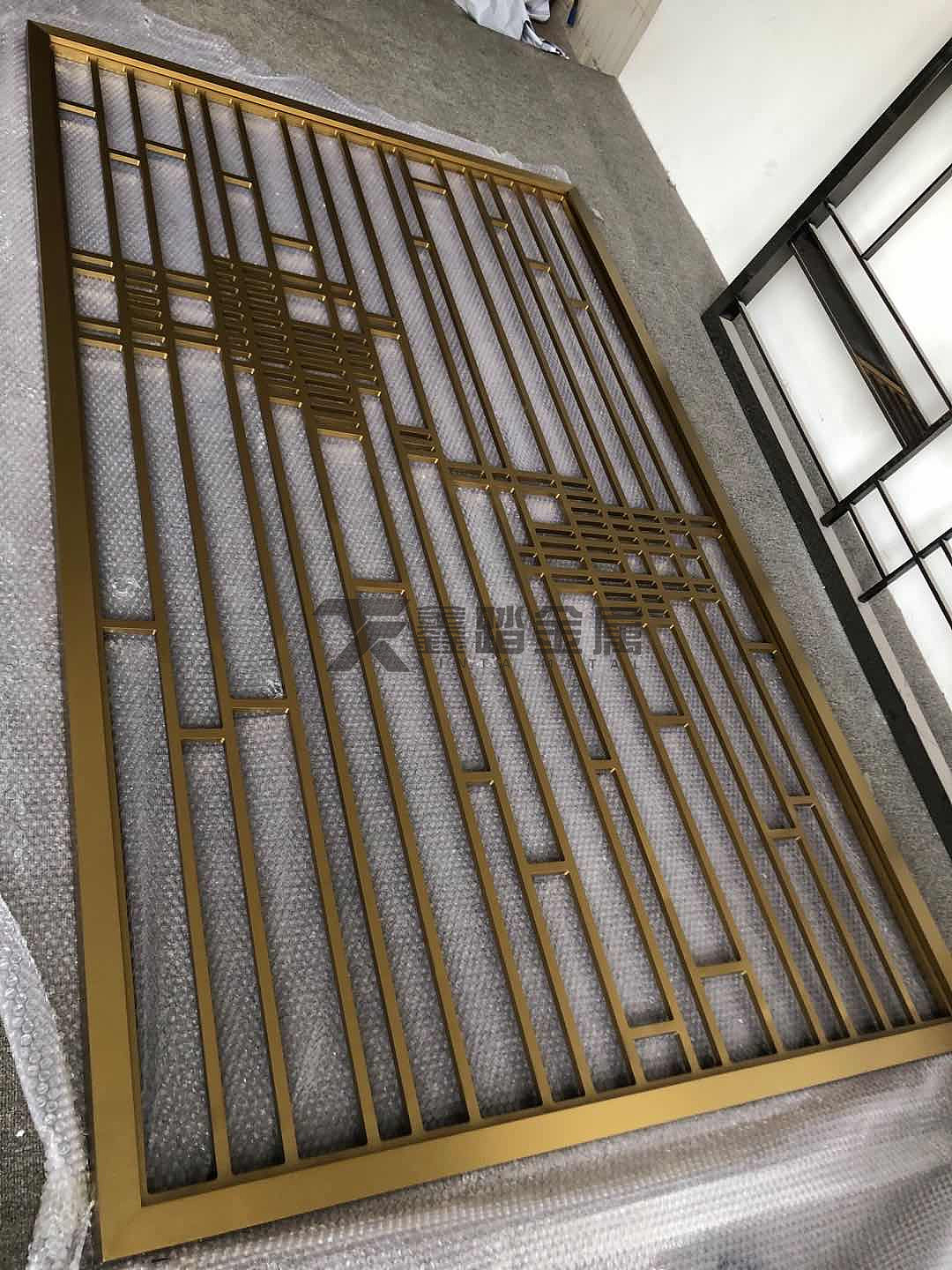 拉丝钛金铝板雕刻屏风、沿袭至今的金属装饰隔断实物图