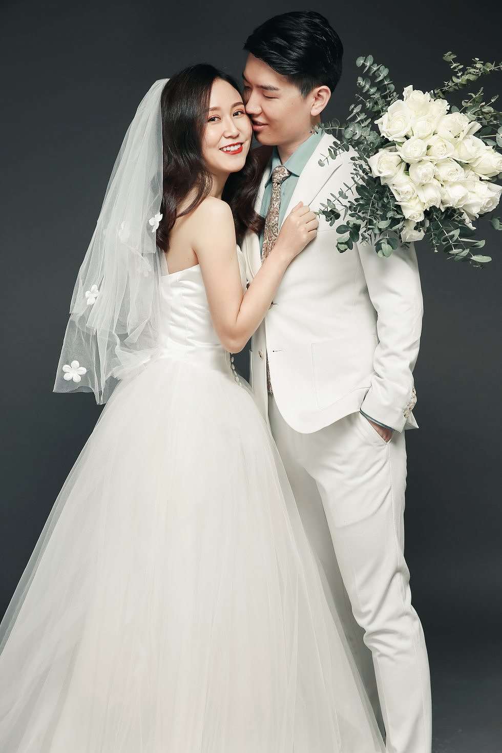 简约风格的乌鲁木齐室内婚纱照客片分享（图ZMjMyMjAyOTE2） - 人像摄影 - 站酷设计师新疆四仟纪摄影原创素材 - 站酷ZCOOL