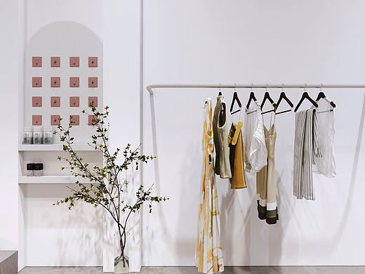 工装女装店——宁可去追求虚无，也不能无所追求