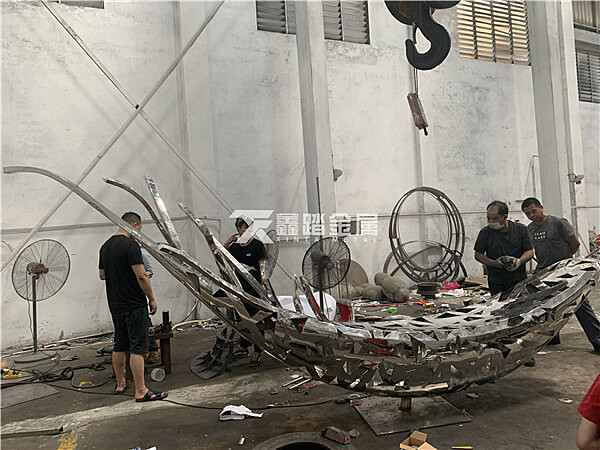 恒大地产示范区不锈钢金属树叶景观雕塑