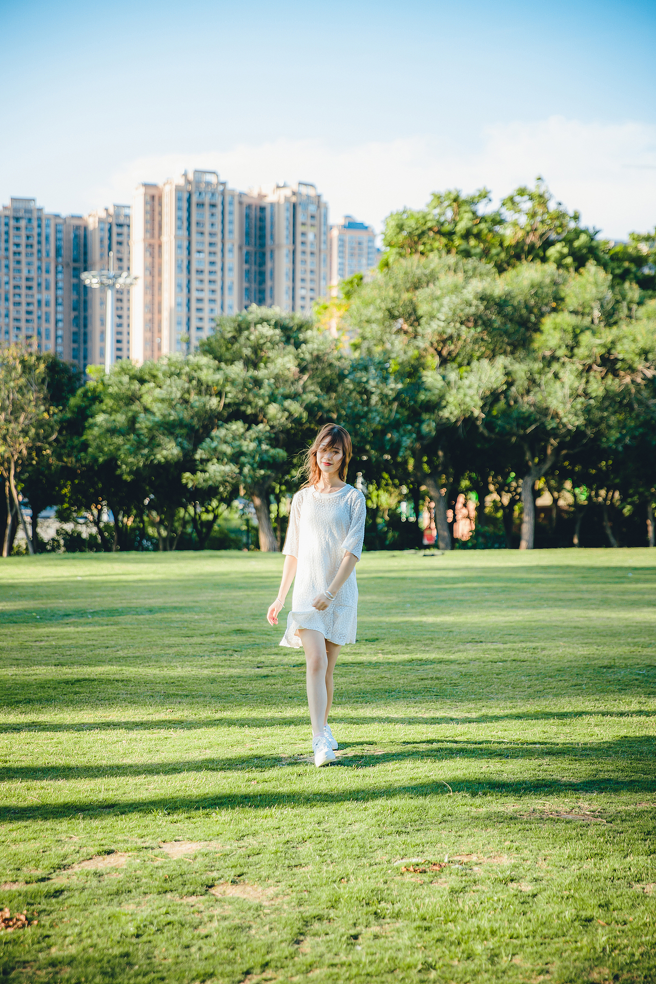 人像摄影:游乐场少女,阳光、草地、摩天轮、旋转木马