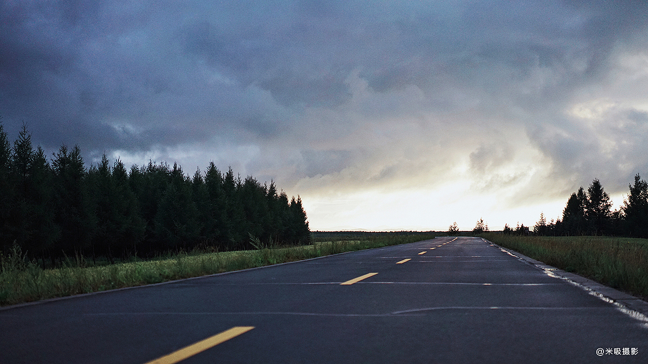 ————  旅途  ————
<br>启程时遇见了暴风雨<br>模糊了挡风玻璃<br>但我们依然自驾前行<br>生活不是为了等待暴风雨过去