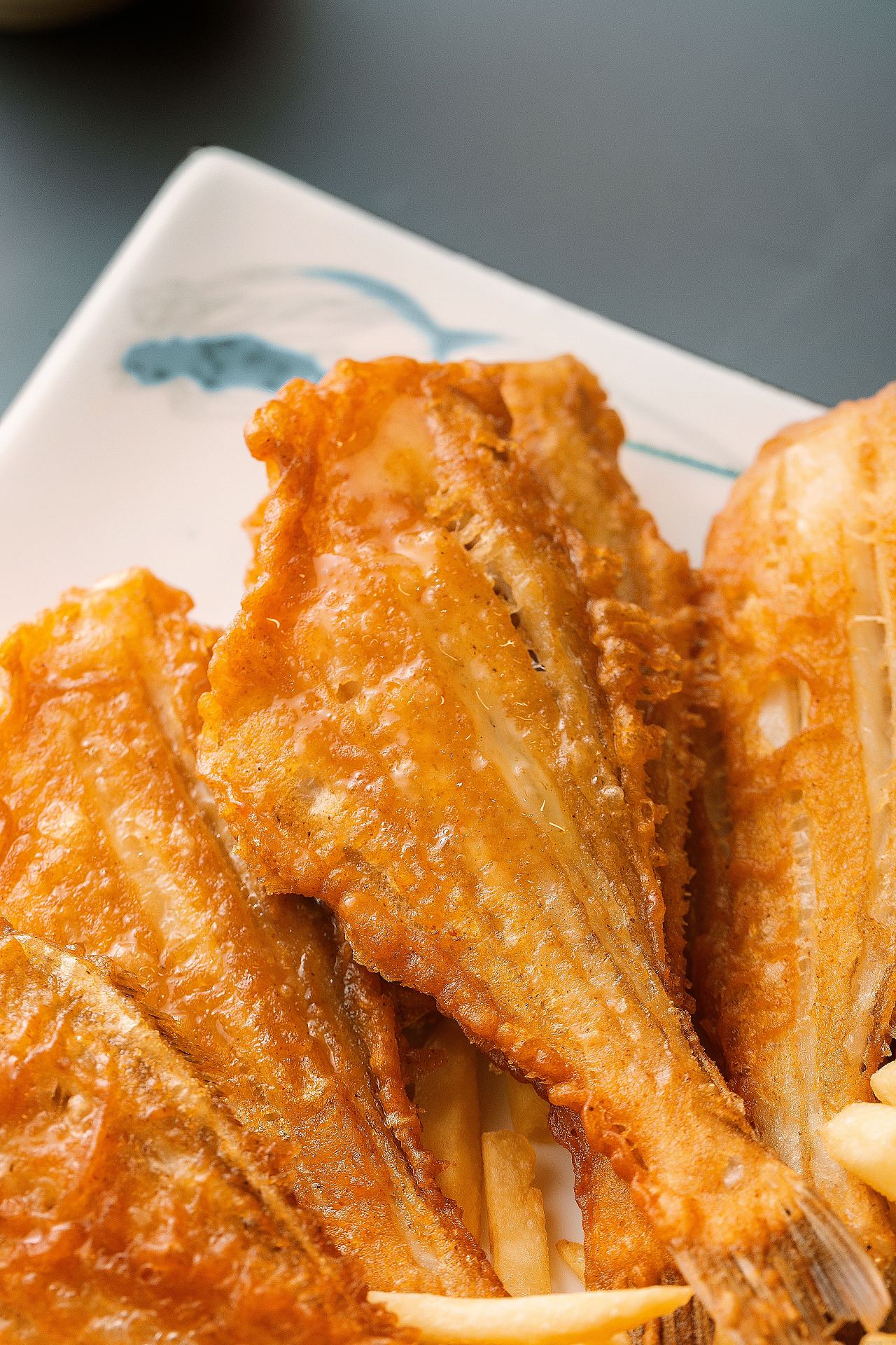 锦里耗儿鱼拍摄案例-红油酸菜 香酥 红烧耗儿鱼|摄影|美食摄影