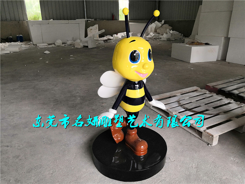 不辞辛劳地采蜜玻璃钢卡通蜜蜂雕塑它可是勤劳的代言人