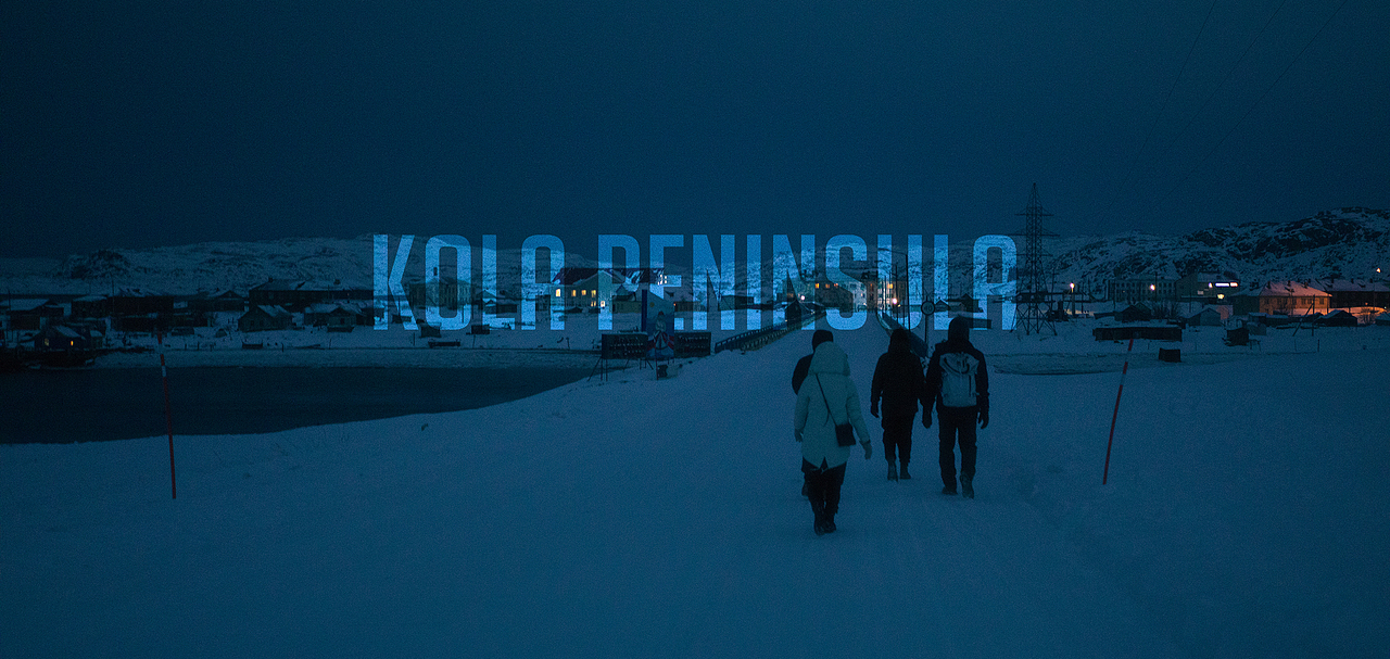 ——捷里别尔卡小镇因为军事物资运送的途径要道,曾在二战之后一度发展迅速,但是在上世纪60年代后,小镇经济开始随着沿海渔业的贬值而衰败。2005年,小镇上的学校被迫关闭,从此成为镇上无数荒废的建筑物之一。