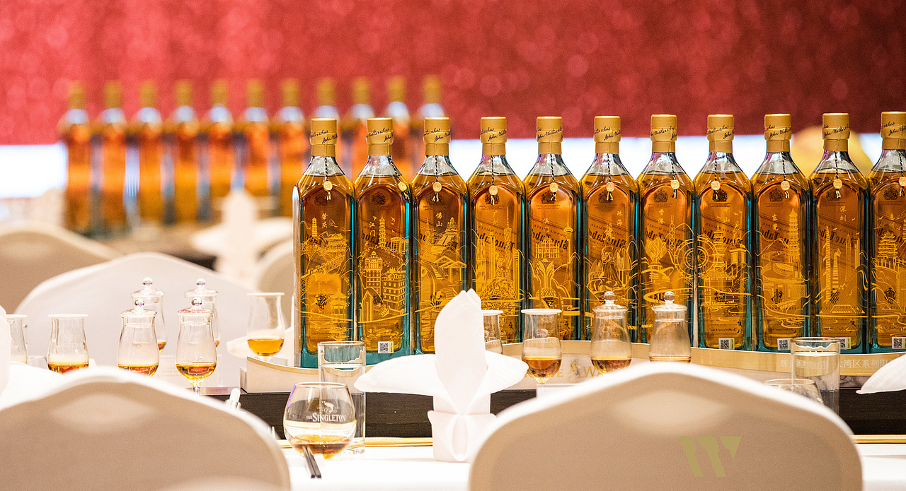 JOHNNIE WALKER尊尼获加 X 大湾区 蓝牌威士忌插画设计（图ZMTg3NjU3MzI4） - 包装 - 站酷设计师李耀辉TONG原创素材 - 站酷ZCOOL