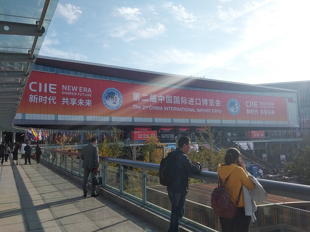 瑞普斯和美国顺天出展上海进博会第一天（图ZMTgzODYyMzky） - 人像摄影 - 站酷设计师魔力圈圈原创素材 - 站酷ZCOOL
