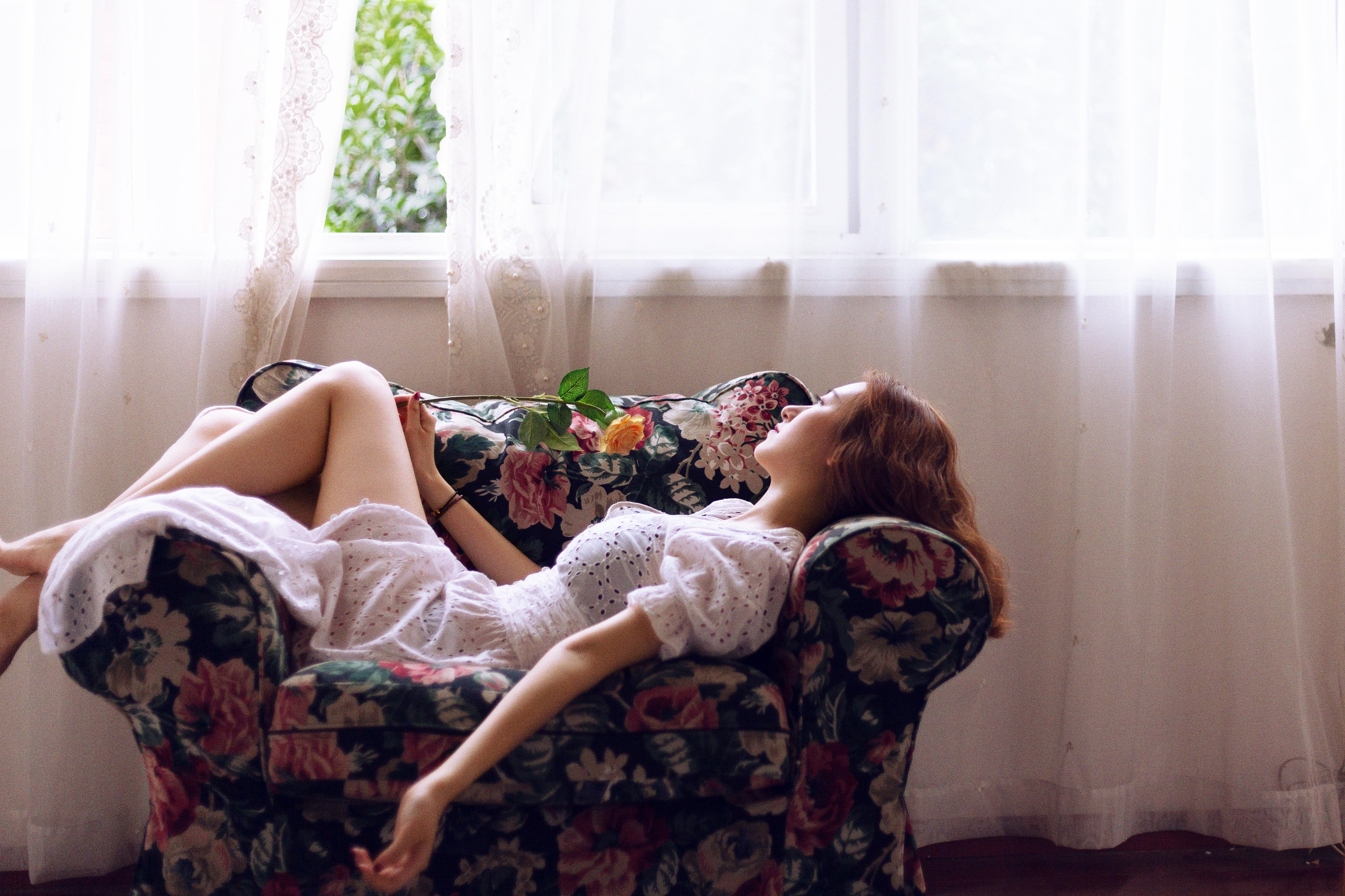 坐在窗边,世界与我无关