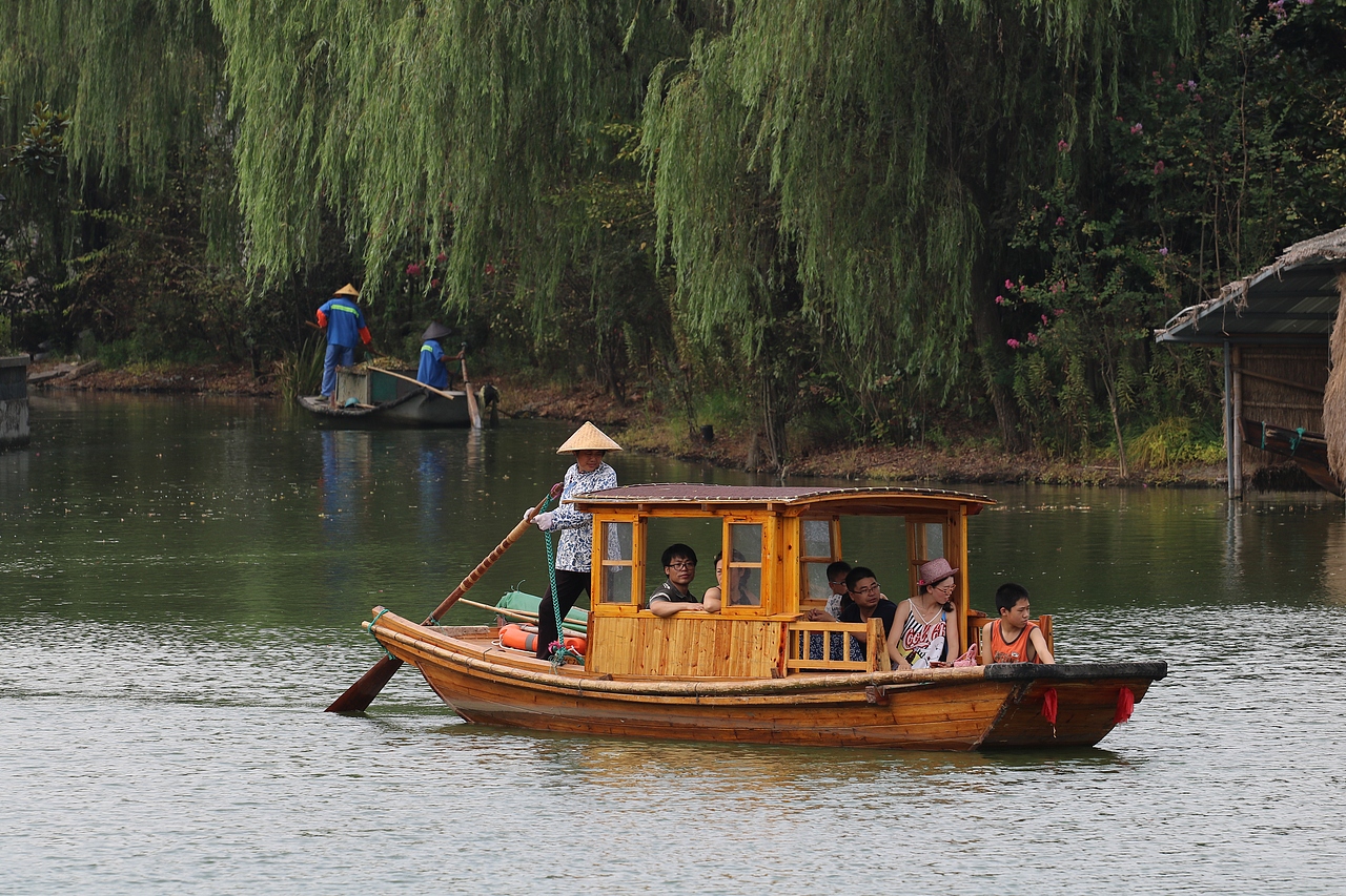 周庄旅游手摇船