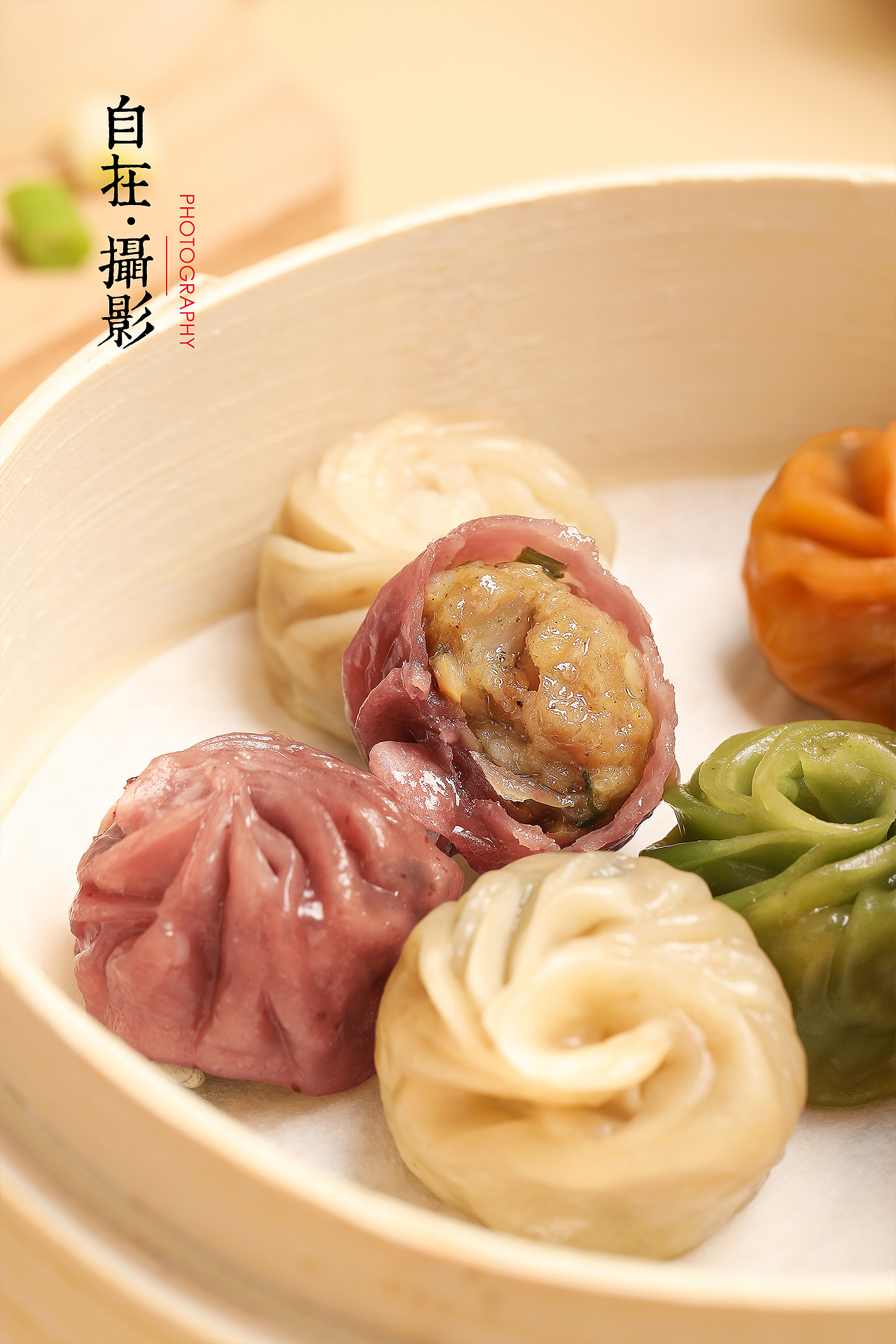 水晶包小笼包美食包子笼屉蔬菜彩色美食摄影