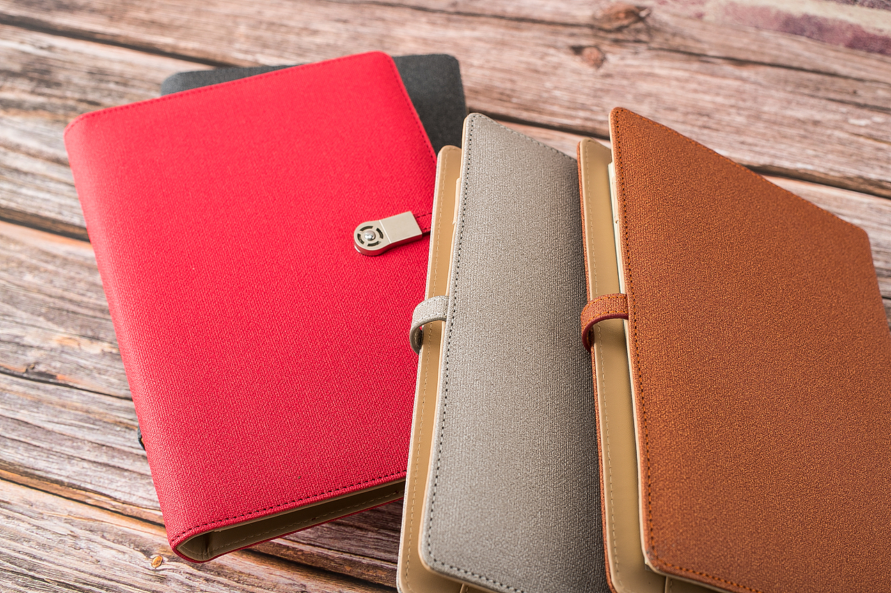 方便携带的纽磁扣内置电源记事本