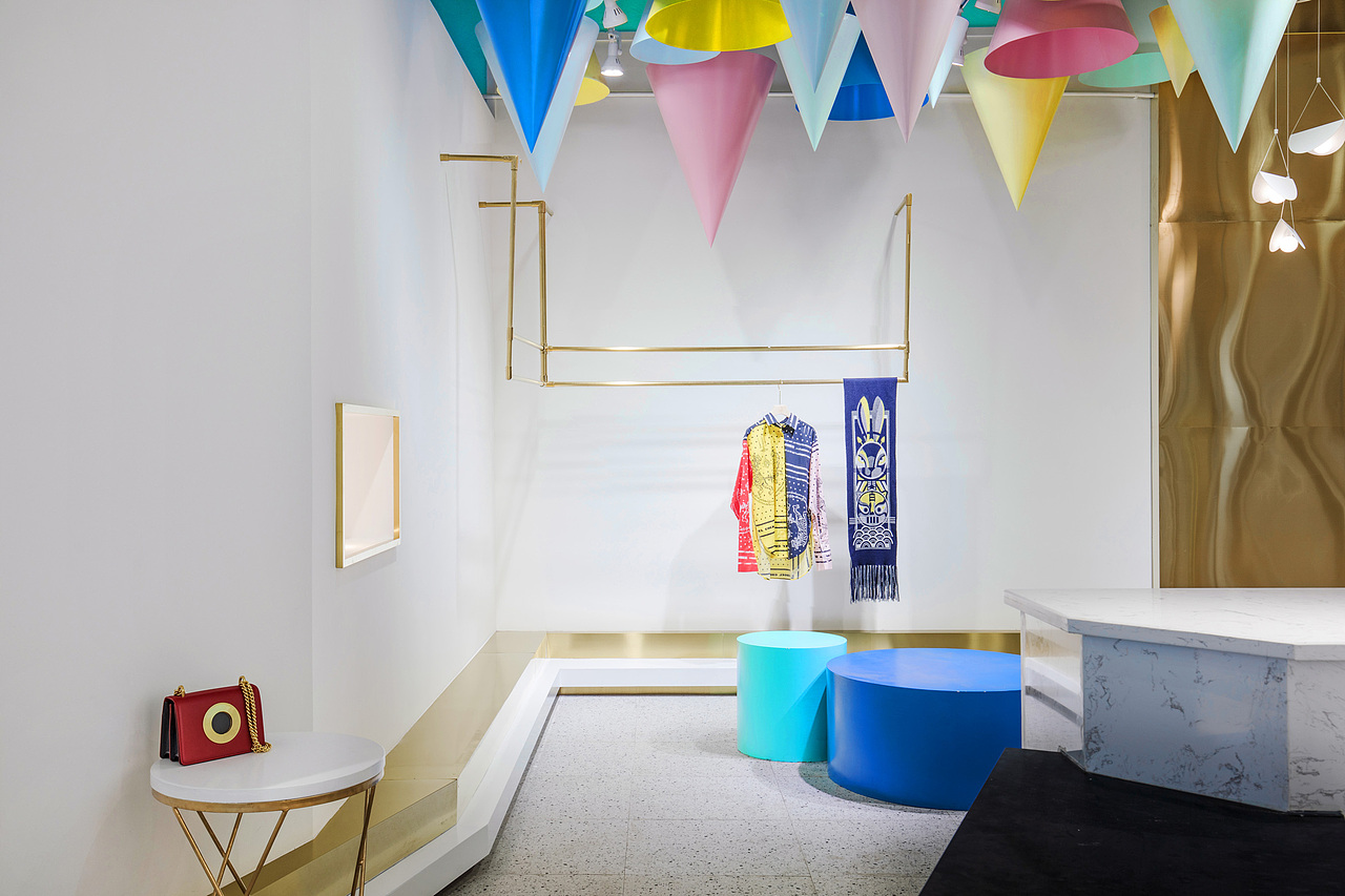 轻奢,并非琳琅满目的blingbling,而是一种生活态度,一种不让人有压力但又追求品质和精致生活的状态。优雅、低调、舒适,却无损高贵与雅致。
<br>可以“优雅”,也可以“小清新”;可以奢华但不浓重,可以华丽但不浮夸。