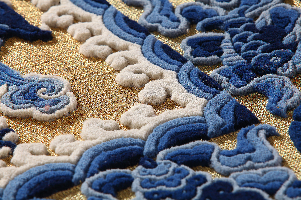 宫毯盘金技艺五龙图