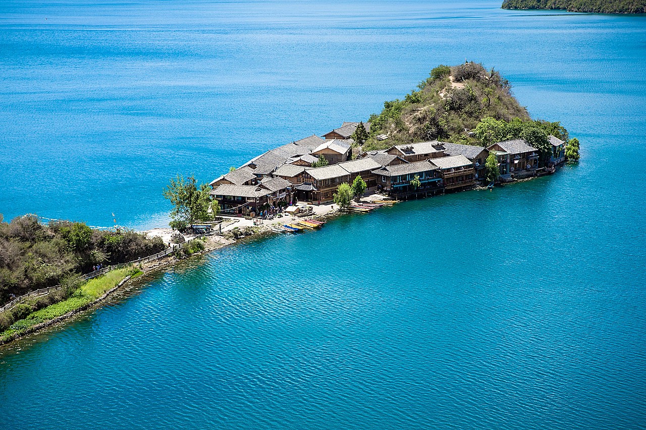 泸沽湖里的大落水村,可以入住,费用较高,旁边还有个小落水村,那边人