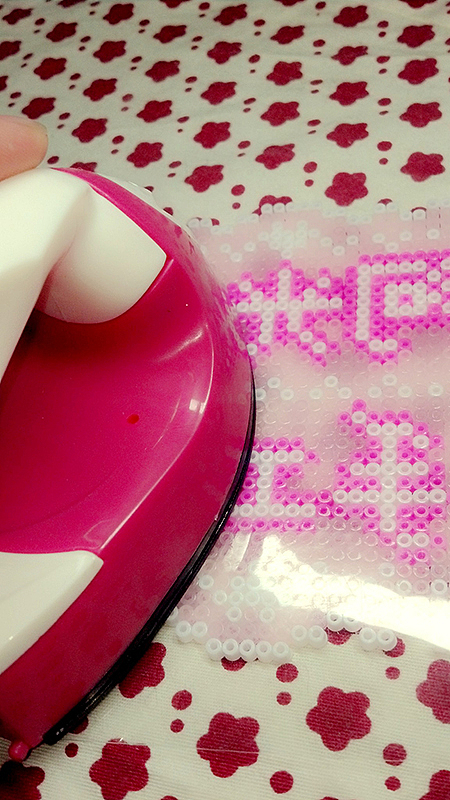 方法和之前使用助烫纸是一样的。只是这个看起来更清晰。熨啊熨,熨啊熨。