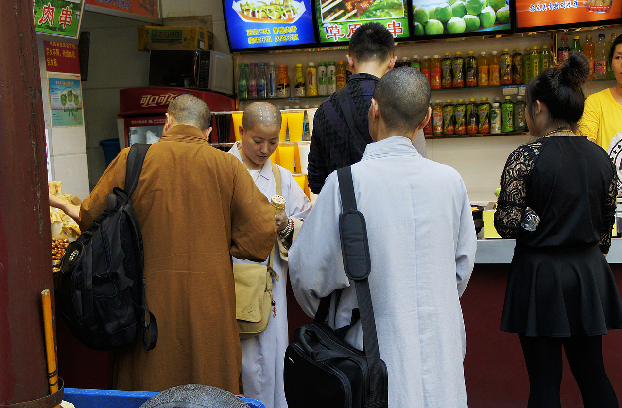 头上有戒疤，真尼姑啊，是在买肉串嘛？？？O(∩_∩)O~