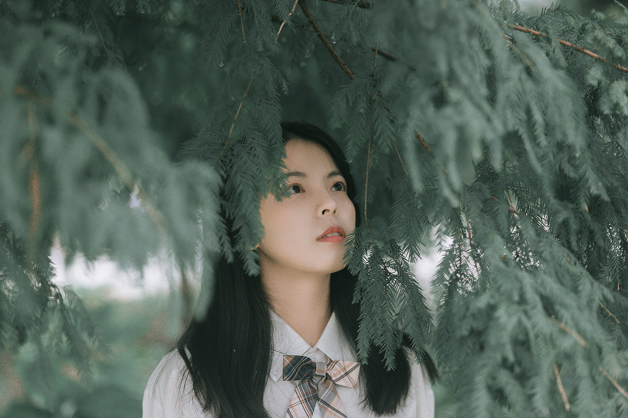你说我像精灵,是对比周围的黯淡