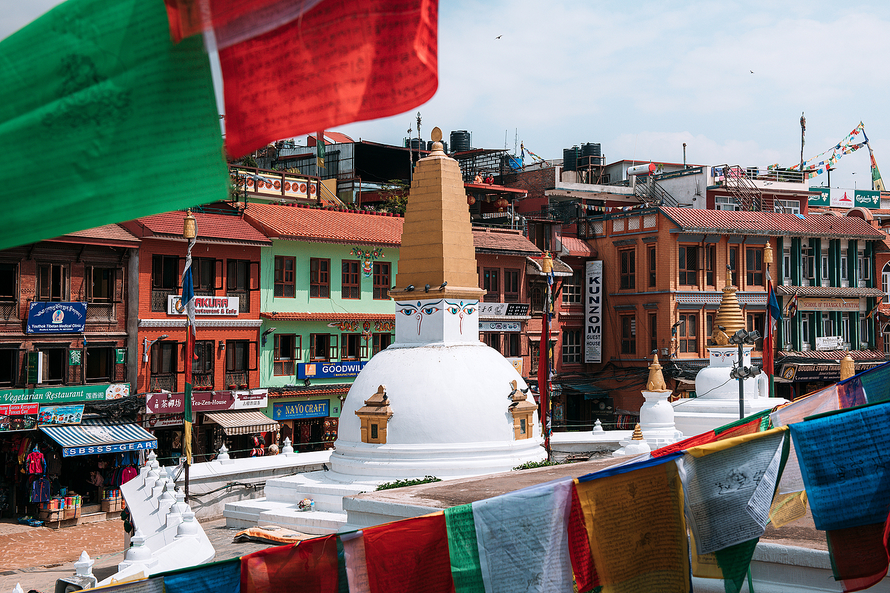 虔诚的转经者周而复始地走在相同的道路上。