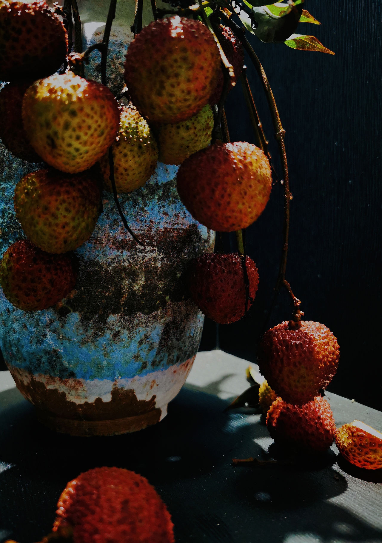 长安回望绣成堆,山顶千门次第开。
一骑红尘妃子笑,无人知是荔枝来。