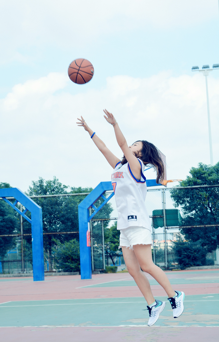 篮球女生背影唯美图片图片