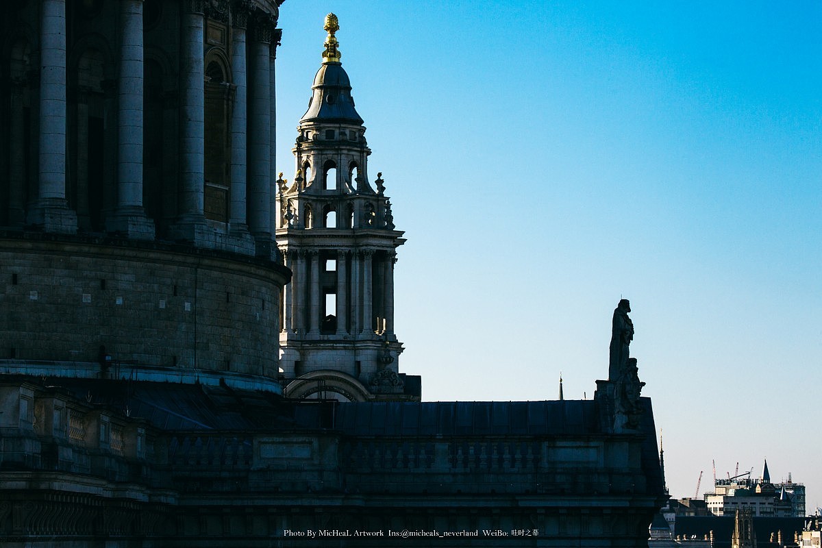 圣保罗大教堂的北侧门檐上，圣人孤独的影子，有些哀伤呀~