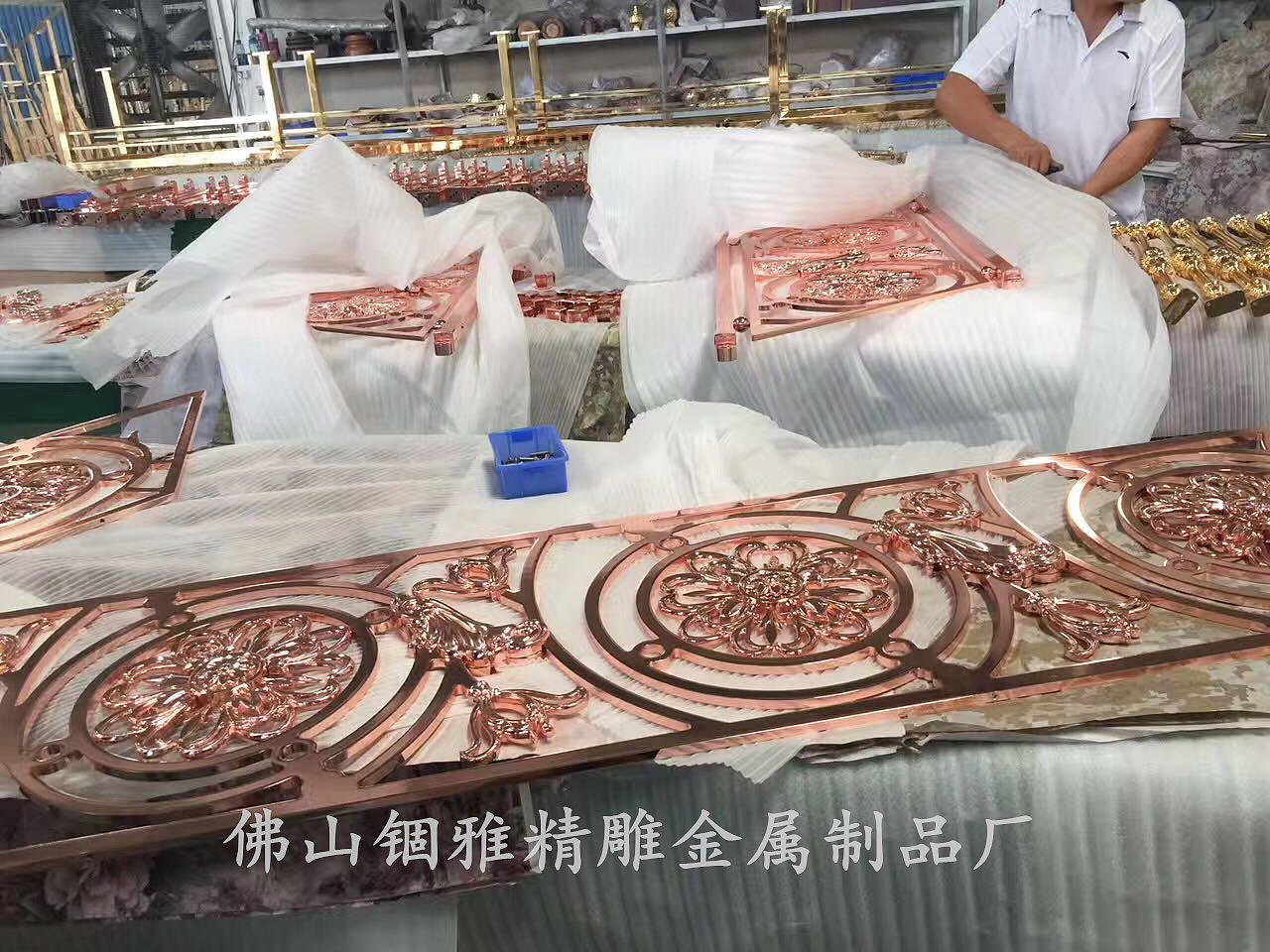 今年流行别墅楼梯护栏装饰镜面玫瑰金郁金花款式铝雕花