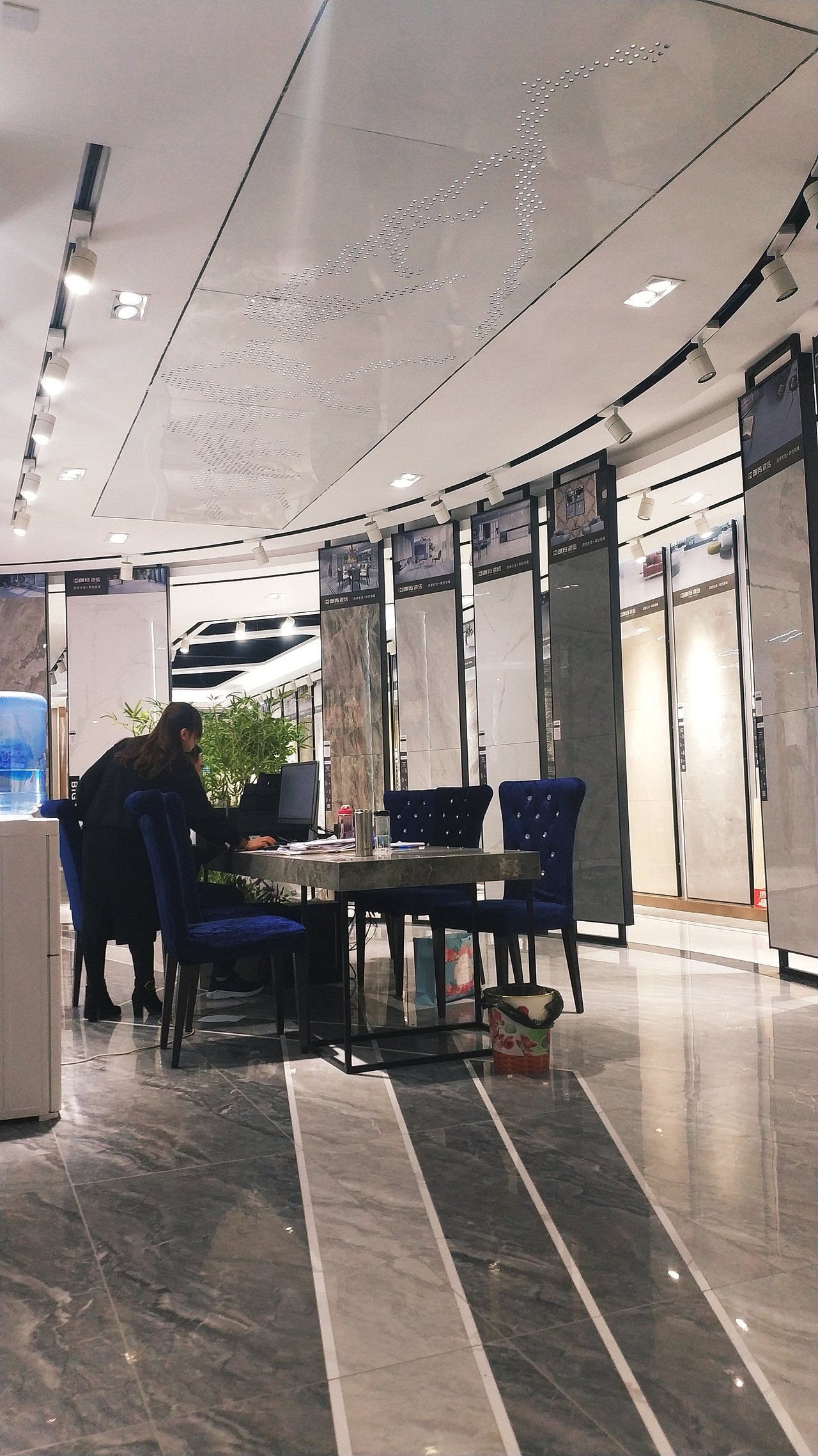 郎玛瓷砖郑州店 瓷砖门店实景摄影
