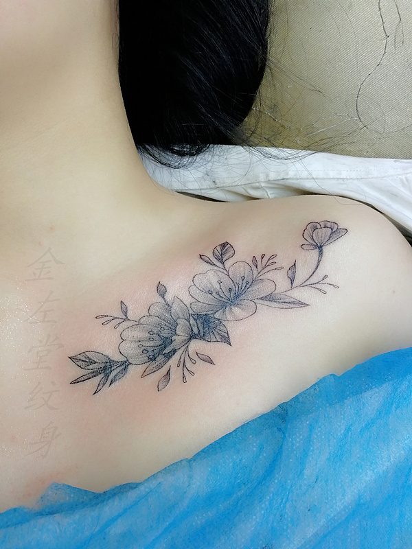 锁骨素花纹身遮盖疤痕修改老旧纹身水冶纹身金左堂