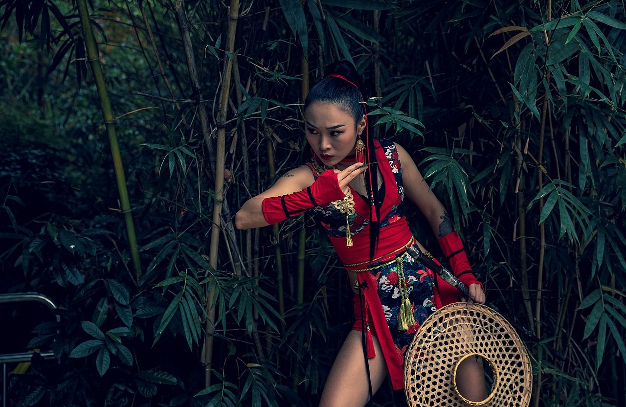 一匹黑马 丨 性感侠女