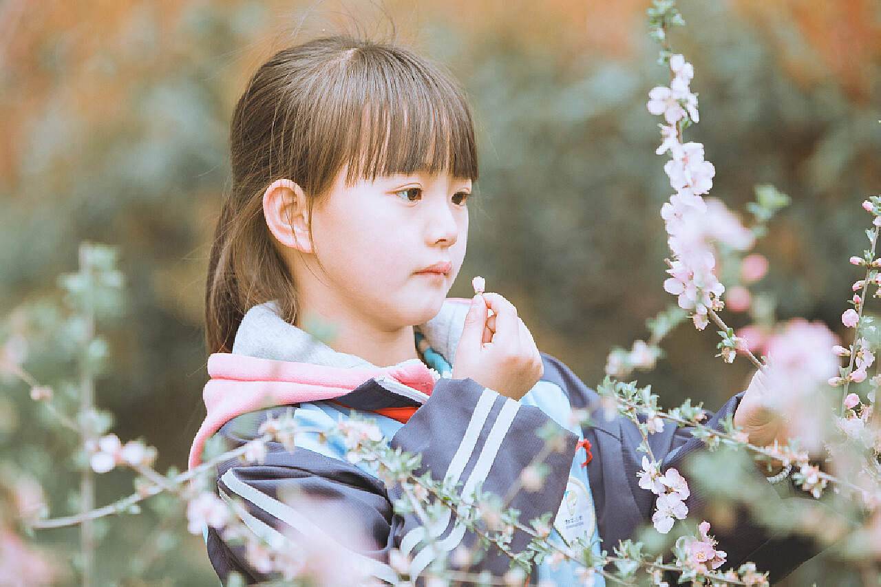院子里的小女孩