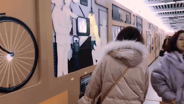 微粒贷-《心愿之路》线下地铁互动投影