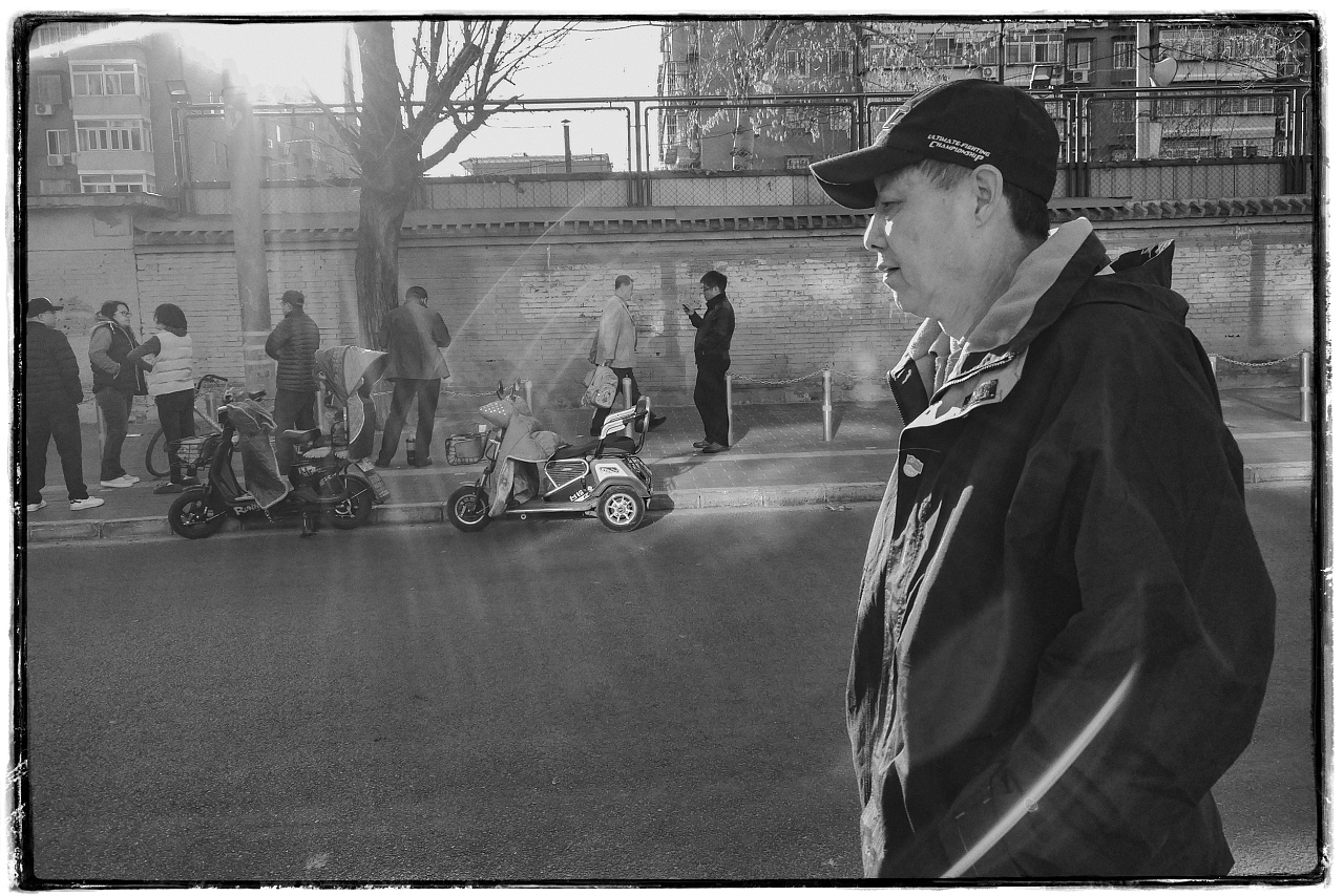 每天与很多的人擦肩而过,  看着来来往往的路人,  我总是不禁在想