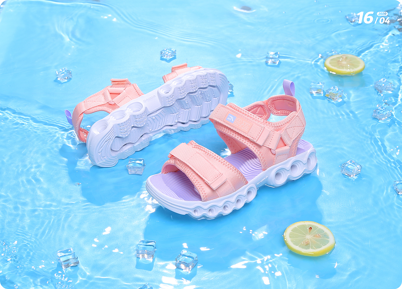 安踏儿童凉鞋棚拍 童鞋静物摄影 夏日场景摄影（图ZMjA1NjMwMzI4） - 产品摄影 - 站酷设计师博纳罗蒂i原创素材 - 站酷ZCOOL